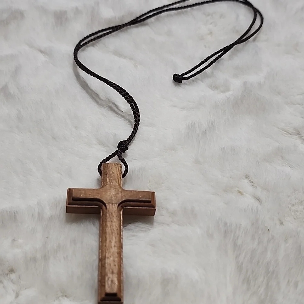 HANDMADE HAND CARVED WOOD CROSS ✝️ NECKLACE. - Picture 1 of 4